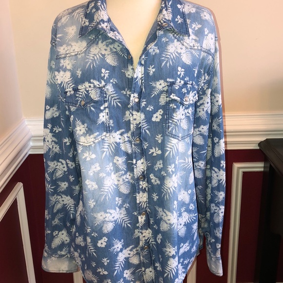 Chip & Pepper Tops - Chip & Pepper floral denim shirt Sz XL